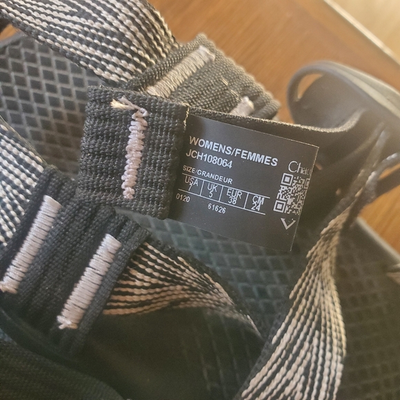 Like New Chaco 7 z/2 adjustable strap classic sandal b/w - Picture 8 of 8